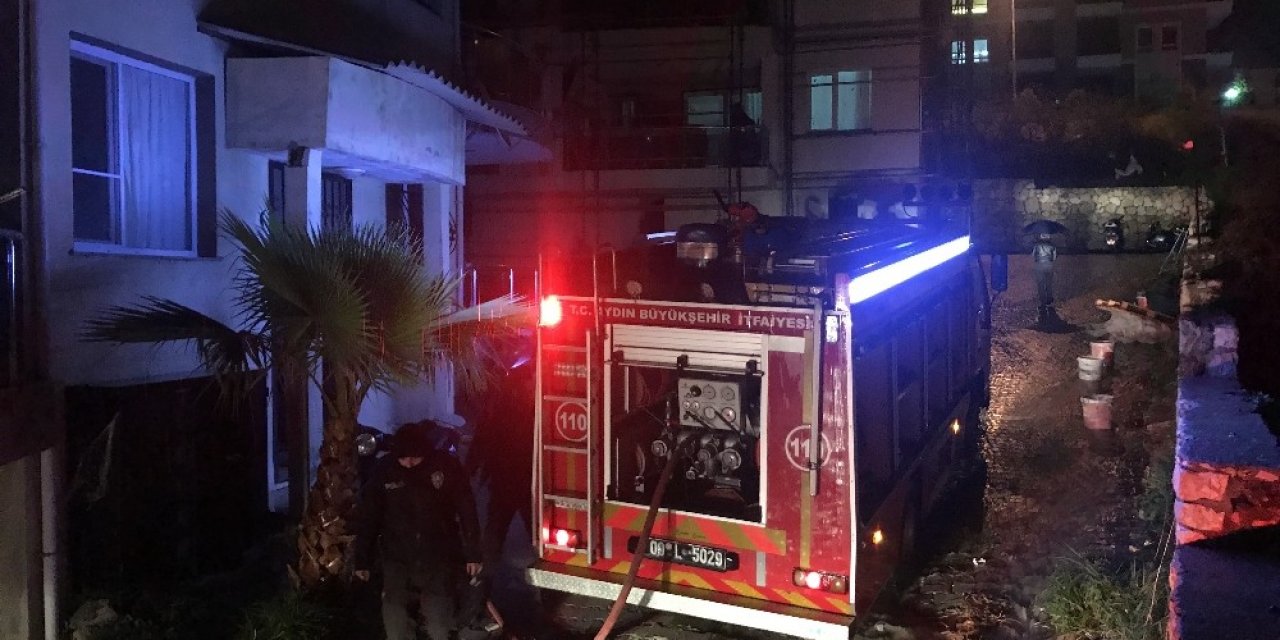 Yıldırım düşen evde yangın çıktı