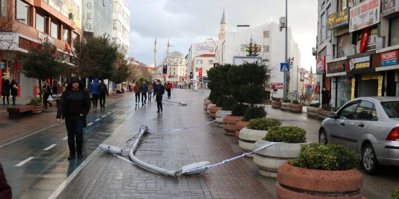 Bolu’da, fırtına nedeniyle direkler ve ağaçlar devrildi