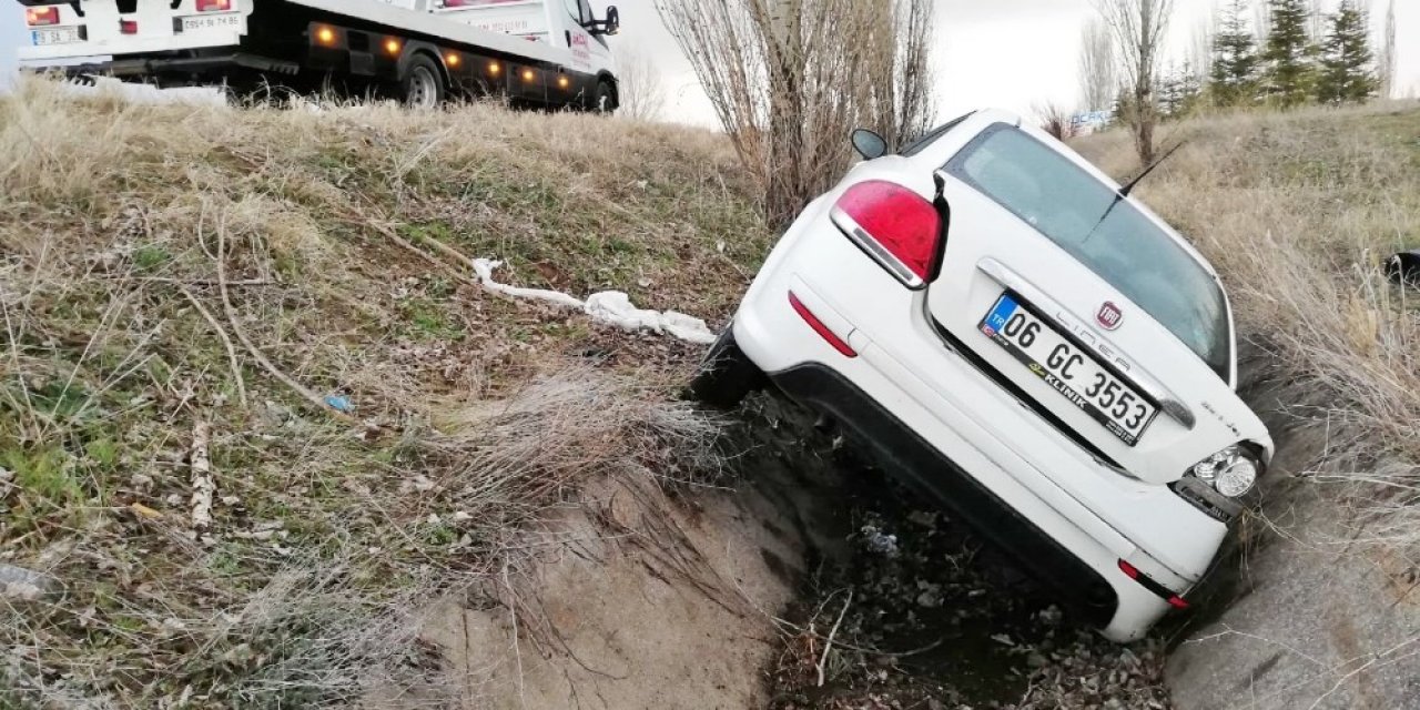 Ağaca çarpan otomobil su kanalına uçtu: 1’i ağır, 2 yaralı