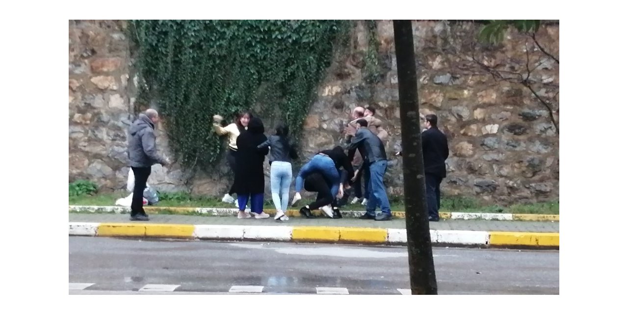 Kadından, erkek arkadaşına saldıran şahsa tekmeli müdahale kamerada