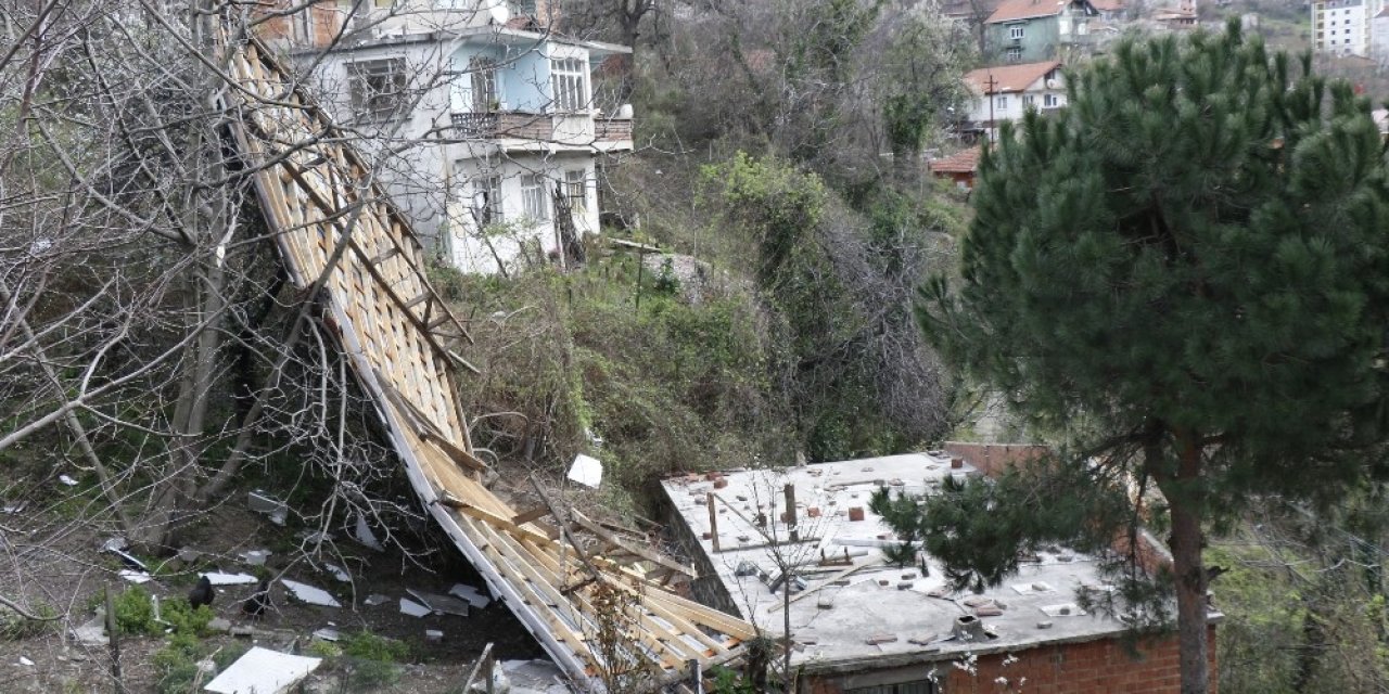 Zonguldak’ta kuvvetli rüzgar çatıları uçurdu
