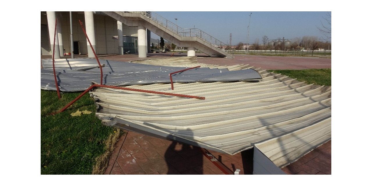 Samsun’da şiddetli rüzgar kapalı spor salonunun çatısını uçurdu