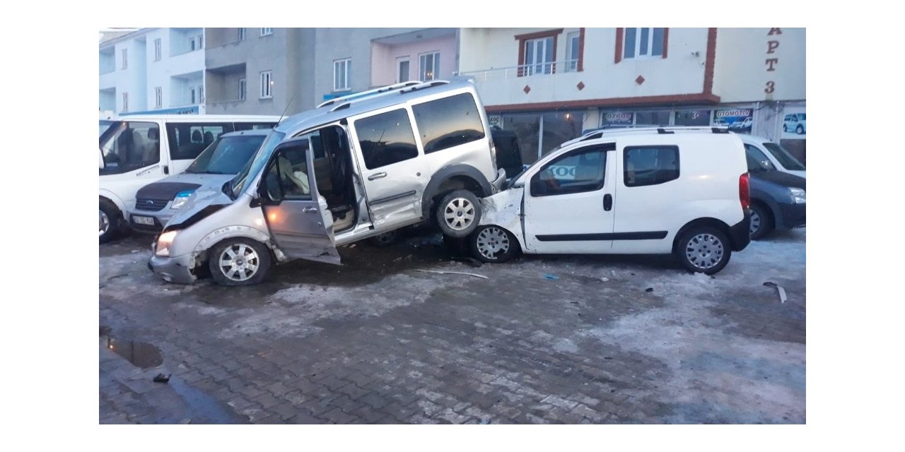 Kontrolden çıkan kamyonet adeta uçtu