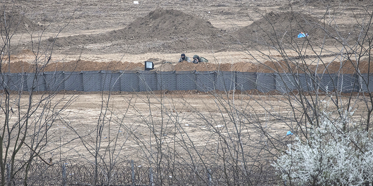 Yunanistan hudut birlikleri sınır hattına "siper" kazıyor