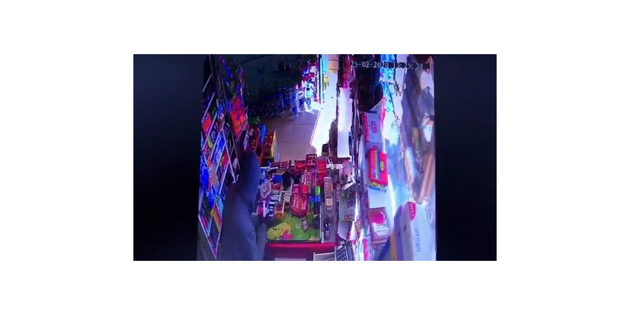 Uyuşturucu etkisinde olan şahsın bıçakla market soyduğu anlar kamerada
