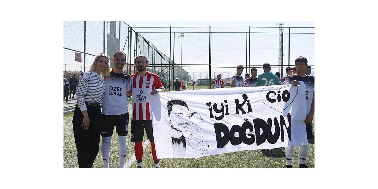 Maç öncesi, futbol sahasında pastalı pankartlı doğum günü kutlaması