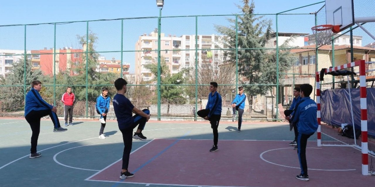 Siirtli sporcular futsalda bölge şampiyonu oldu