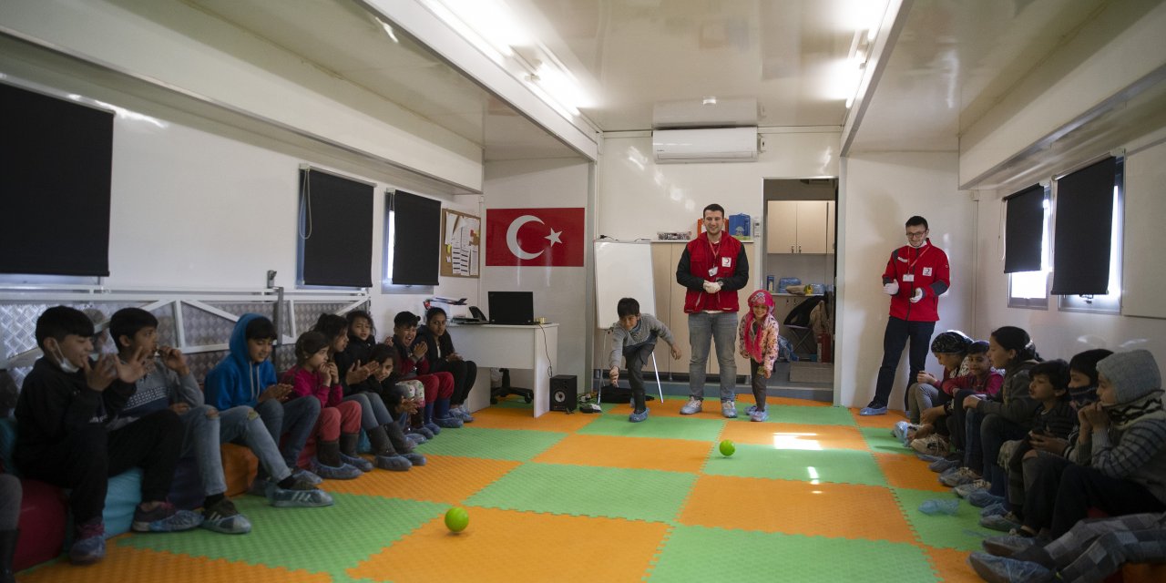 Türkiye sınırdaki sığınmacılara yardım elini uzatıyor