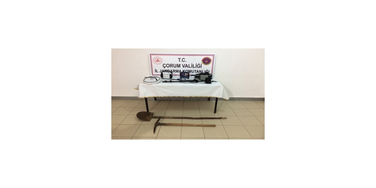 Çorum'da iş makinesiyle kaçak kazı yapan 8 kişi suçüstü yakalandı