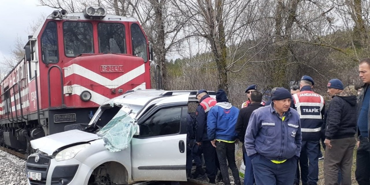 Tren, hafif  ticari araca çarptı: 2 ölü, 2 yaralı