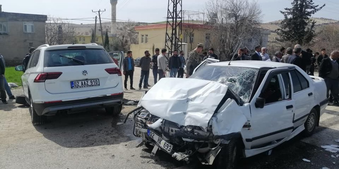 İki otomobil çarpıştı: 3 yaralı