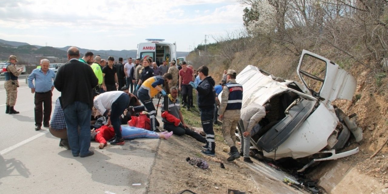 Amasya’da minibüs şarampole yuvarlandı. İlk belirlemelere göre 9 kişi yaralandı.