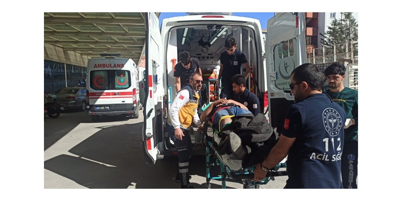 Siirt’te kontrolden çıkan pikap park halindeki otomobile çarptı: 3 yaralı