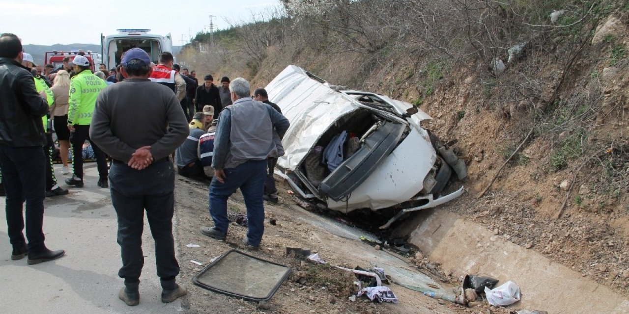 Minibüs şarampole yuvarlandı: 9 yaralı
