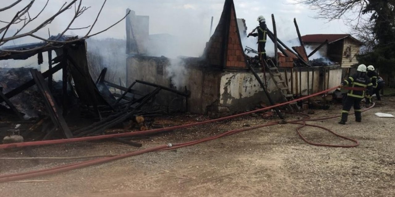 Ordu’da bir ev ile ahır alevlere teslim oldu