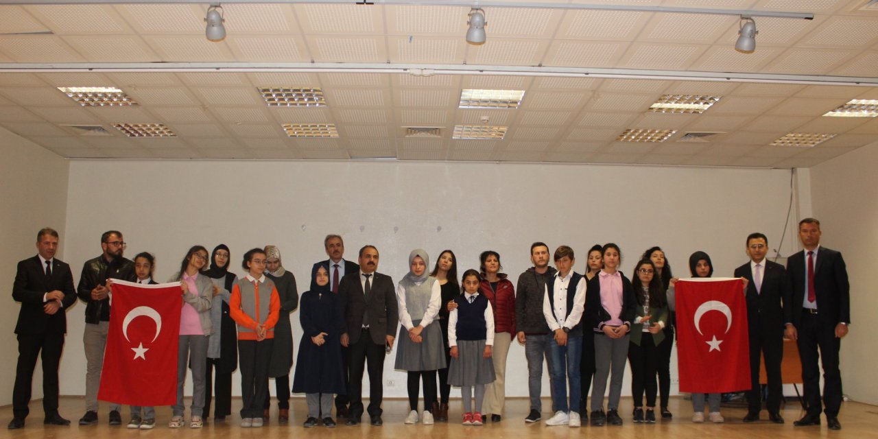 Yunak'ta "İstiklal Marşı'nı Ezbere ve Güzel Okuma" yarışması