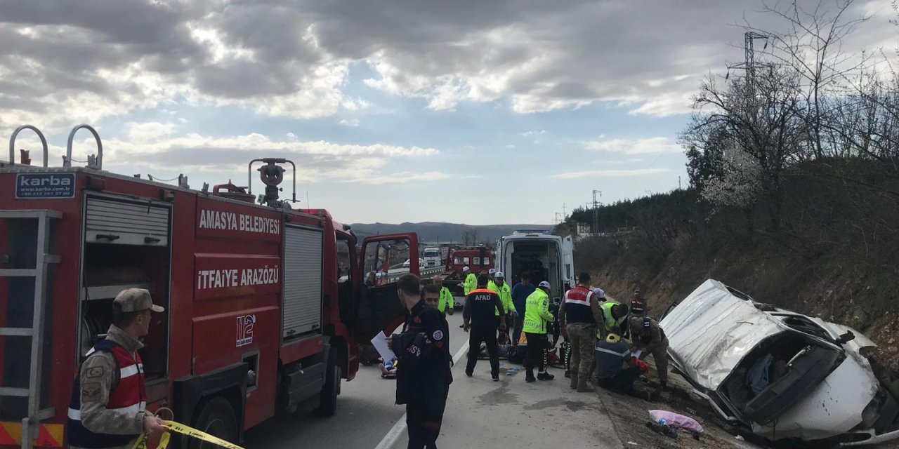 GÜNCELLEME - Amasya'da minibüs şarampole devrildi: 2 ölü, 7 yaralı