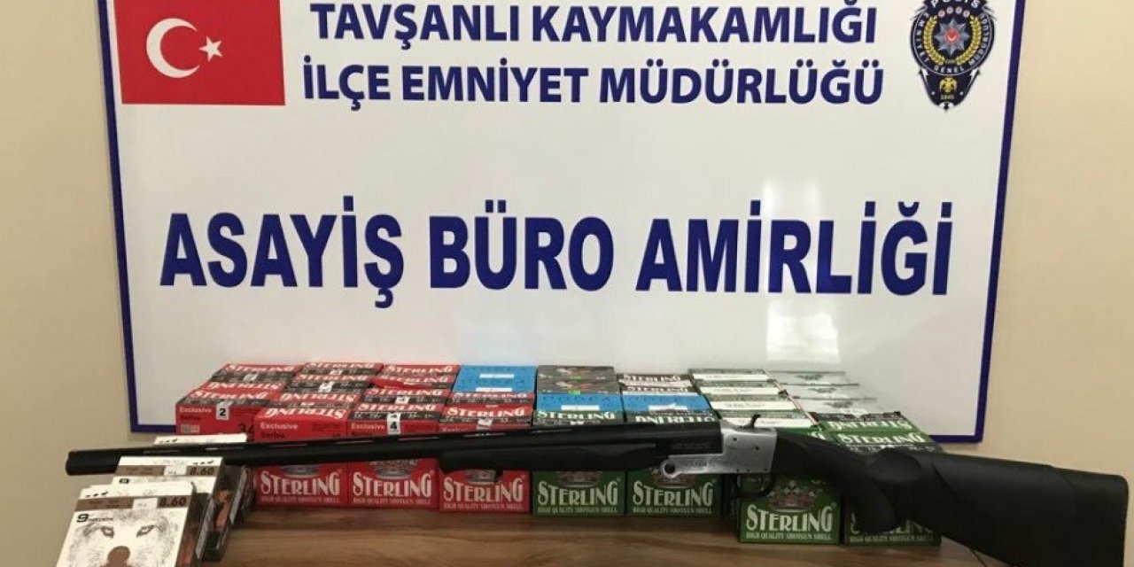 Tavşanlı’da polis 8 ayrı adreste kaçak silah ele geçirdi