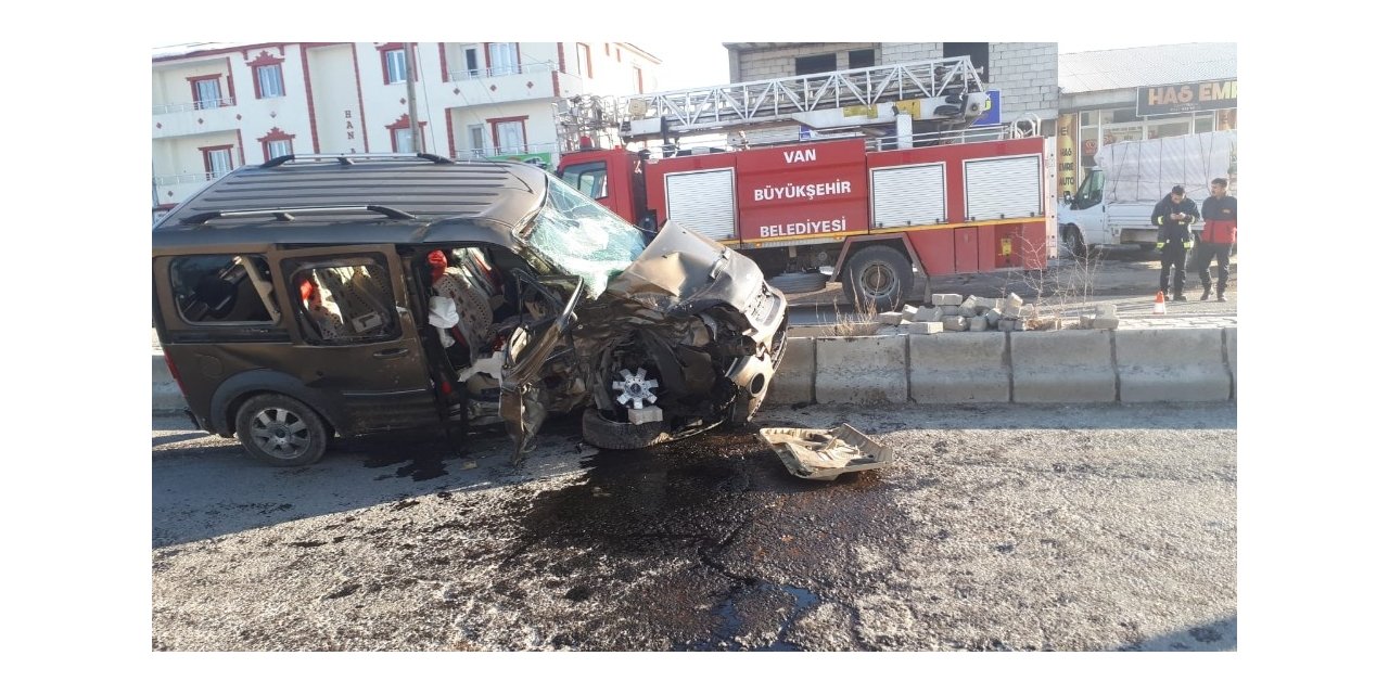 Çaldıran’da kamyonetler çarpıştı: 1 ölü, 4 yaralı
