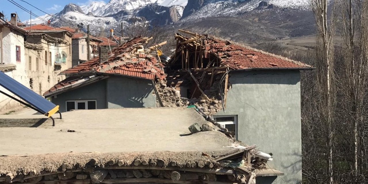 Fırtına nedeniyle evin üzerine minare devrildi