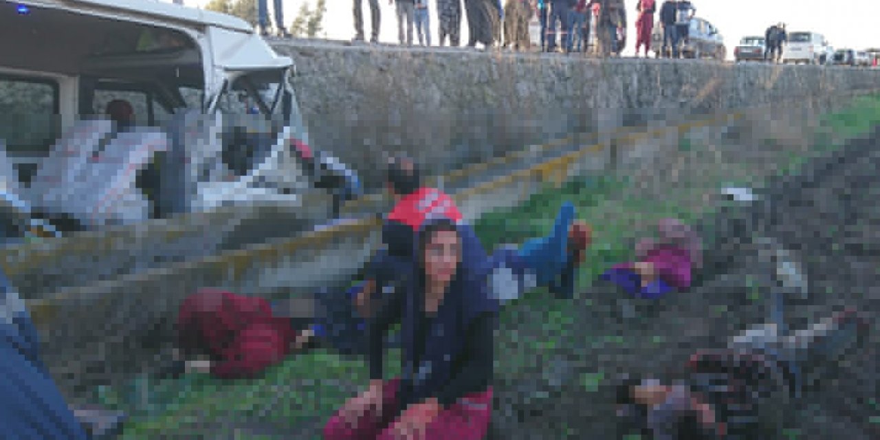 GÜNCELLEME - Adana'da tarım işçilerini taşıyan minibüs devrildi