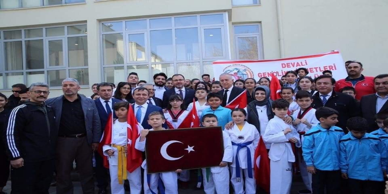 Gençlik ve Spor Bakanı Kasapoğlu’na Develili gençlerden anlamlı hediye