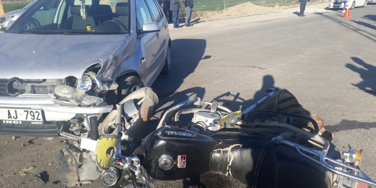 Otomobil motosikletle çarpıştı: 2 yaralı