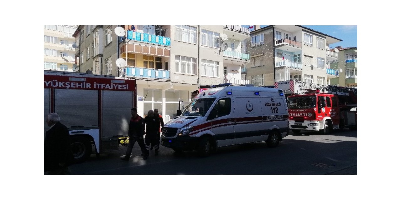 Binada bulunan kanepeyi yaktılar, 4 katlı binayı birbirine kattılar