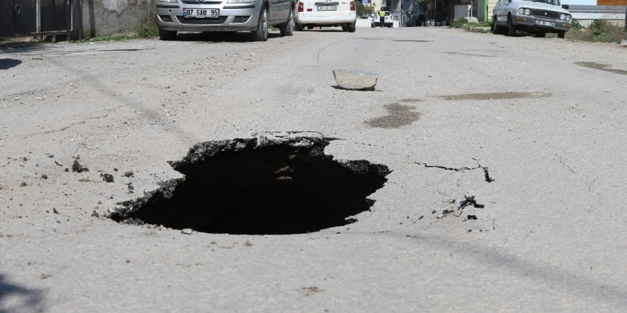 Otomobilin geçtiği sırada yol çöktü