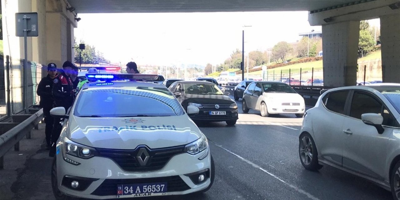 Üst geçitten damlayan su motosikletli polislere kaza yaptırdı: 2 polis yaralı