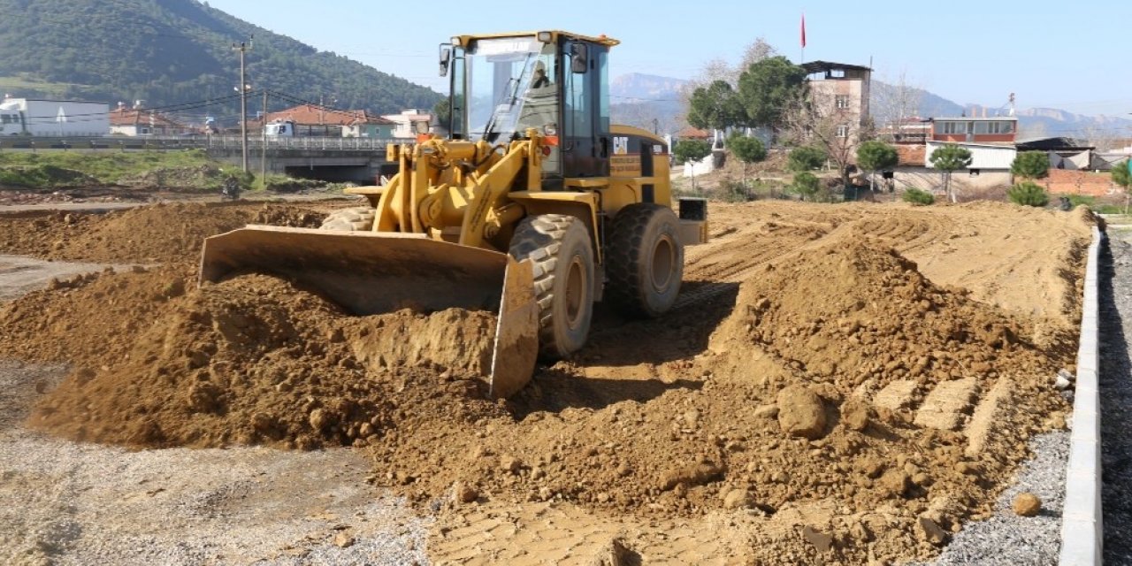 Turgutlu Belediyesinden iki mahalleye çim saha