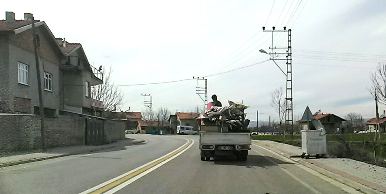 Kamyon kasasındaki tehlikeli yolculuk kamerada