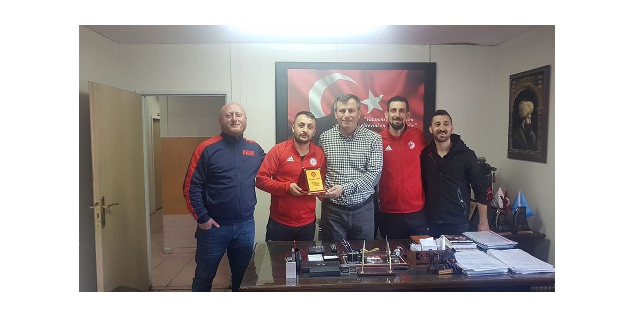 Zonguldak Kömürspor taraftarlarından spor adamına plaket