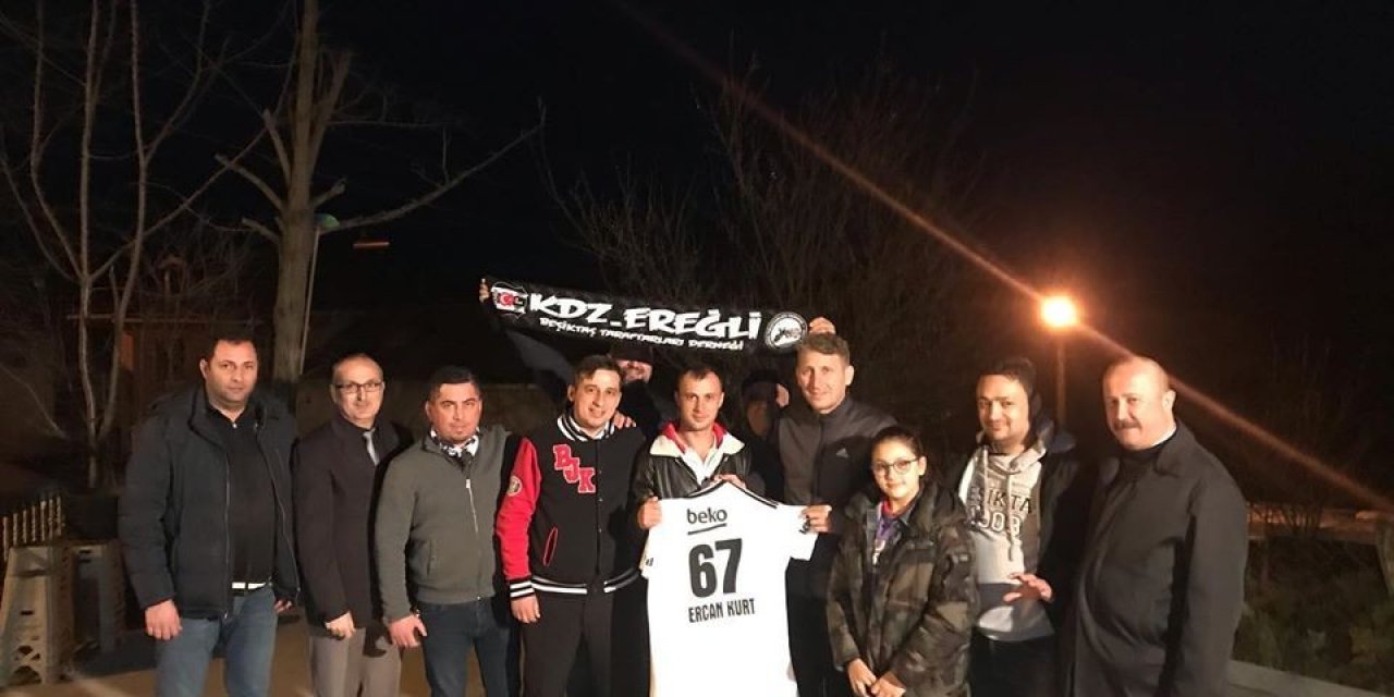 Siyah-beyazlı taraftarlar İdlip gazilerini unutmadı