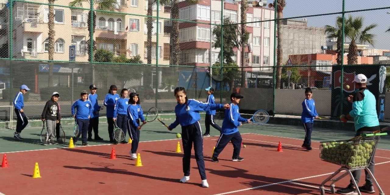 Akdeniz Belediyesi’nin tenis ve basketbol kurslarına yoğun ilgi