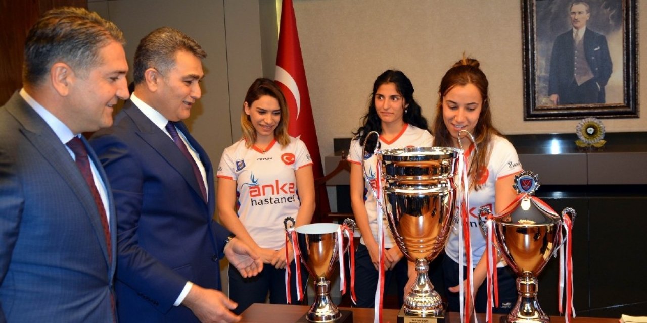 Başarılı hokeycilere altın ödülü