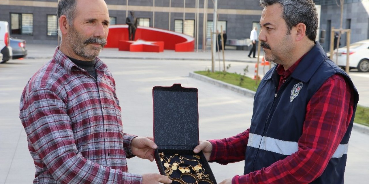 Nişanlanan kızının altınlarını dolandırıcılara kaptırmaktan polis kurtardı