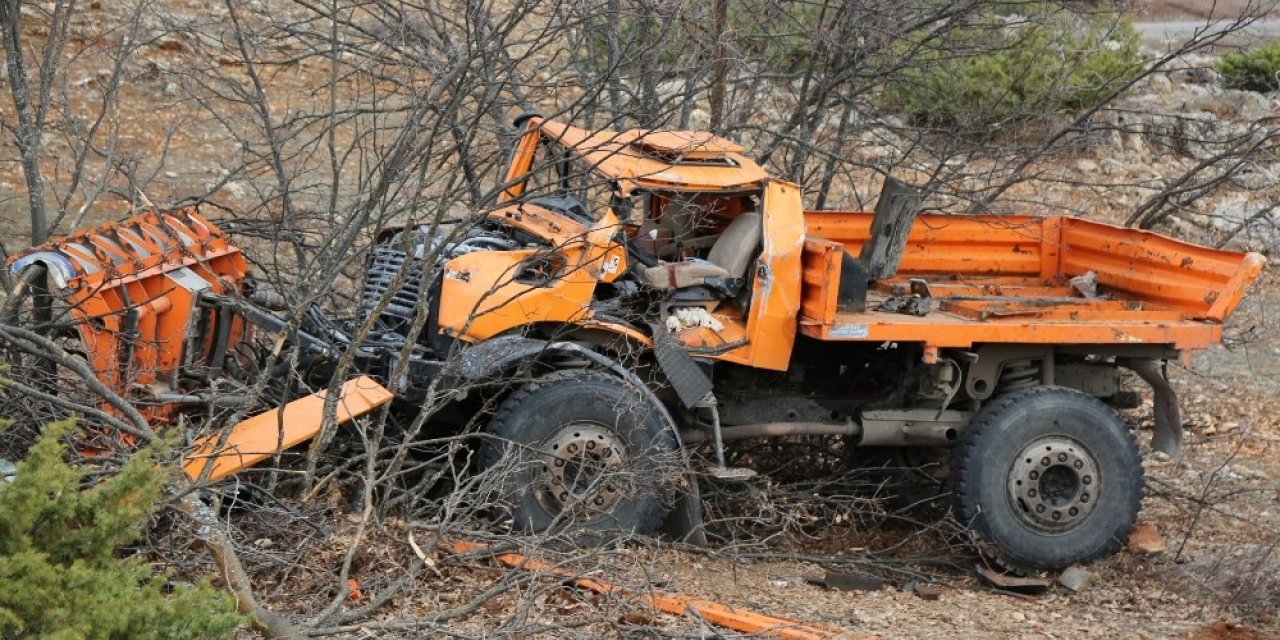 Tunceli’de iş makinesi şarampole yuvarlandı: 1 ölü, 1 yaralı