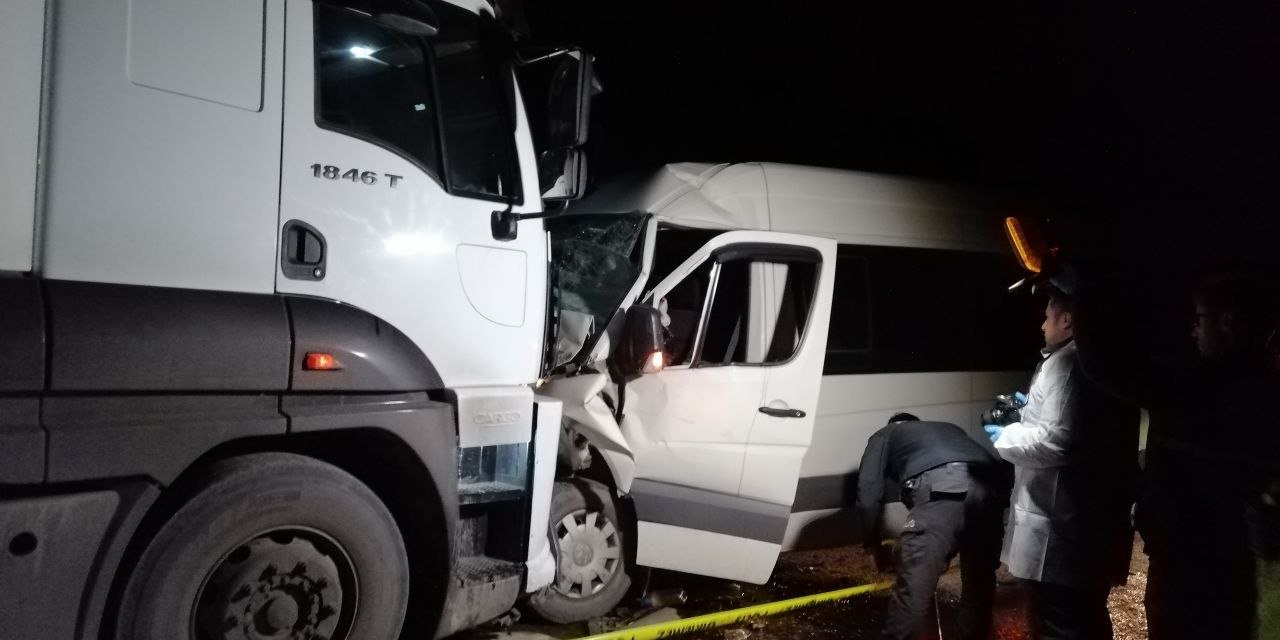 Zonguldak'ta tır ile servis aracının çarpışması sonucu 1 kişi öldü