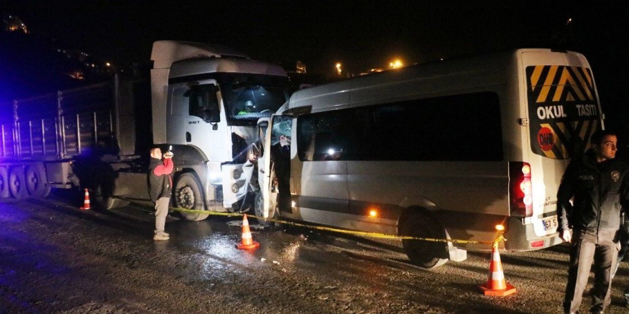 Zonguldak’ta tır ile okul servisi çarpıştı: 1 ölü