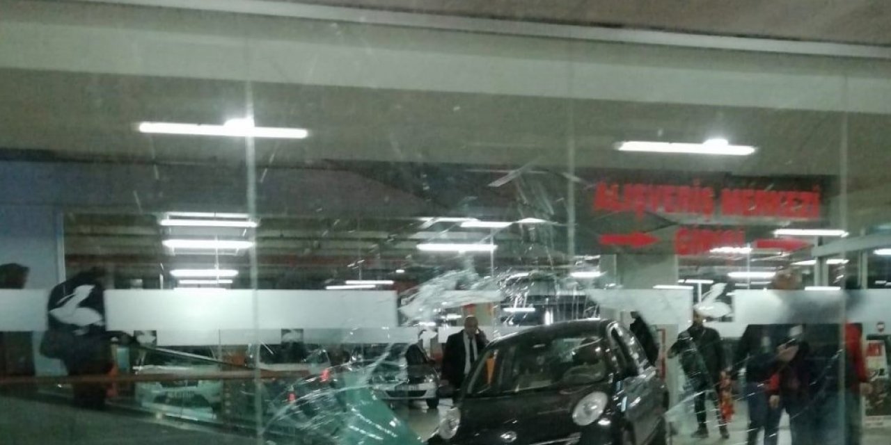 Avcılar’da otoparkta kaza: Sürücü AVM’ye daldı
