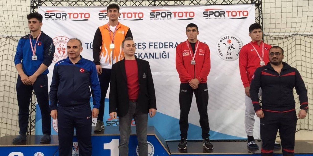Sivaslı güreşçiler 3 madalya kazandı