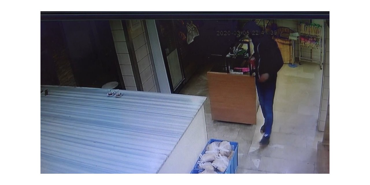 Önce tatlı yedi sonra sadaka kutusunu çaldı