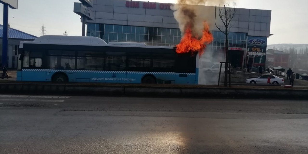 Erzurum’da yolcu otobüsü alev alev yandı