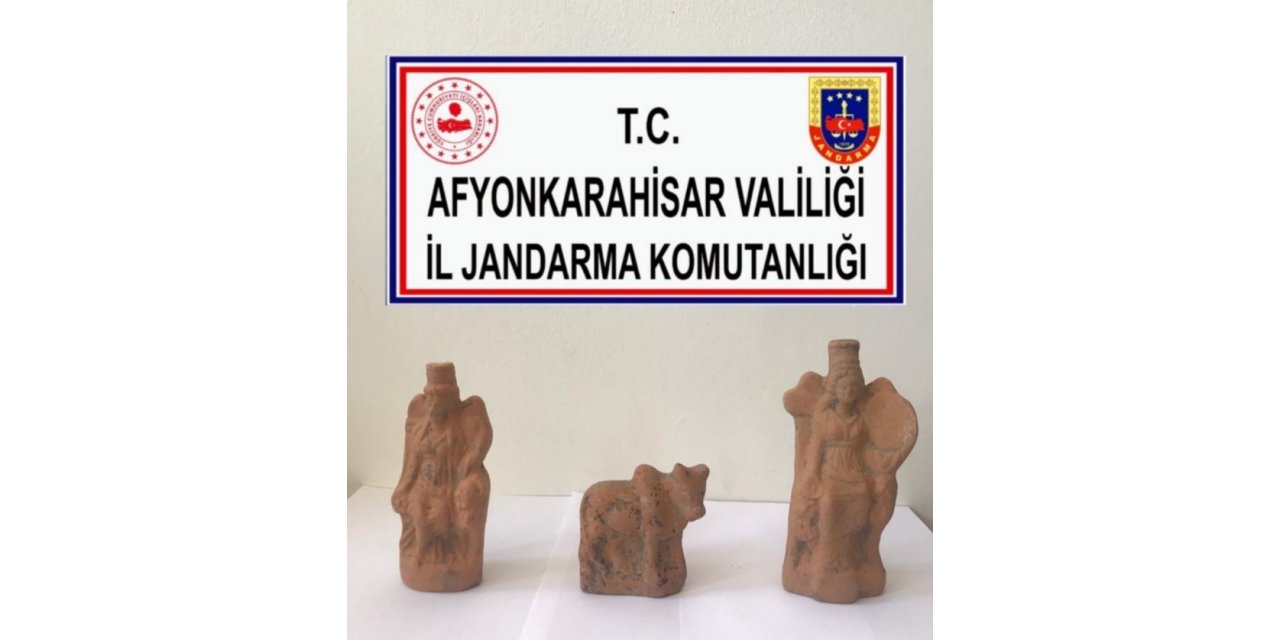 Heykelleri satmak isterken yakalandılar