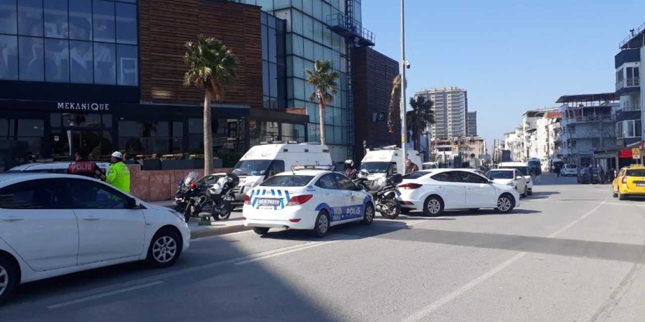 İzmir’in Bornova ilçesinde elinde silahlı AVM’ye giren bir kişi nedeniyle alışveriş merkezi boşaltıldı. İçeriden silah sesleri gelirken, bölgeye çok sayıda polis ekibi sevk edildi.