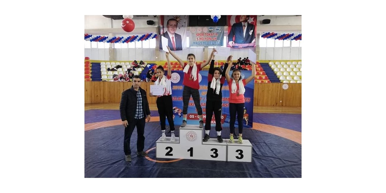 Uşaklı güreşçi kızlar elleri boş dönmedi