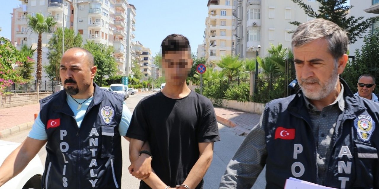 Babasını bıçaklayan gence 1 yıl 10 ay hapis cezası
