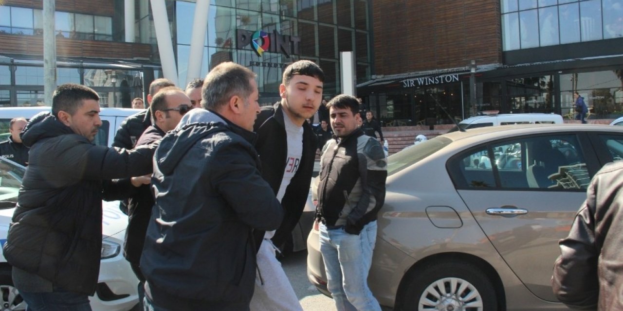 İzmir’deki alışveriş merkezinde hareketli dakikalar
