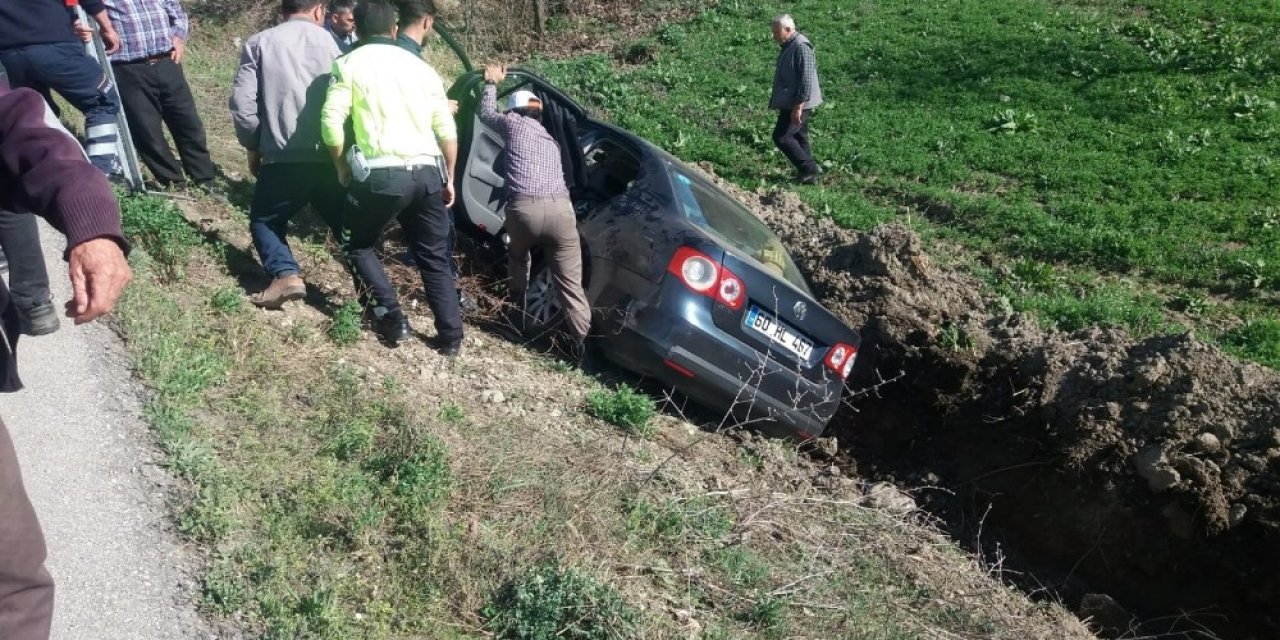 Otomobil şarampole devrildi: 4 yaralı
